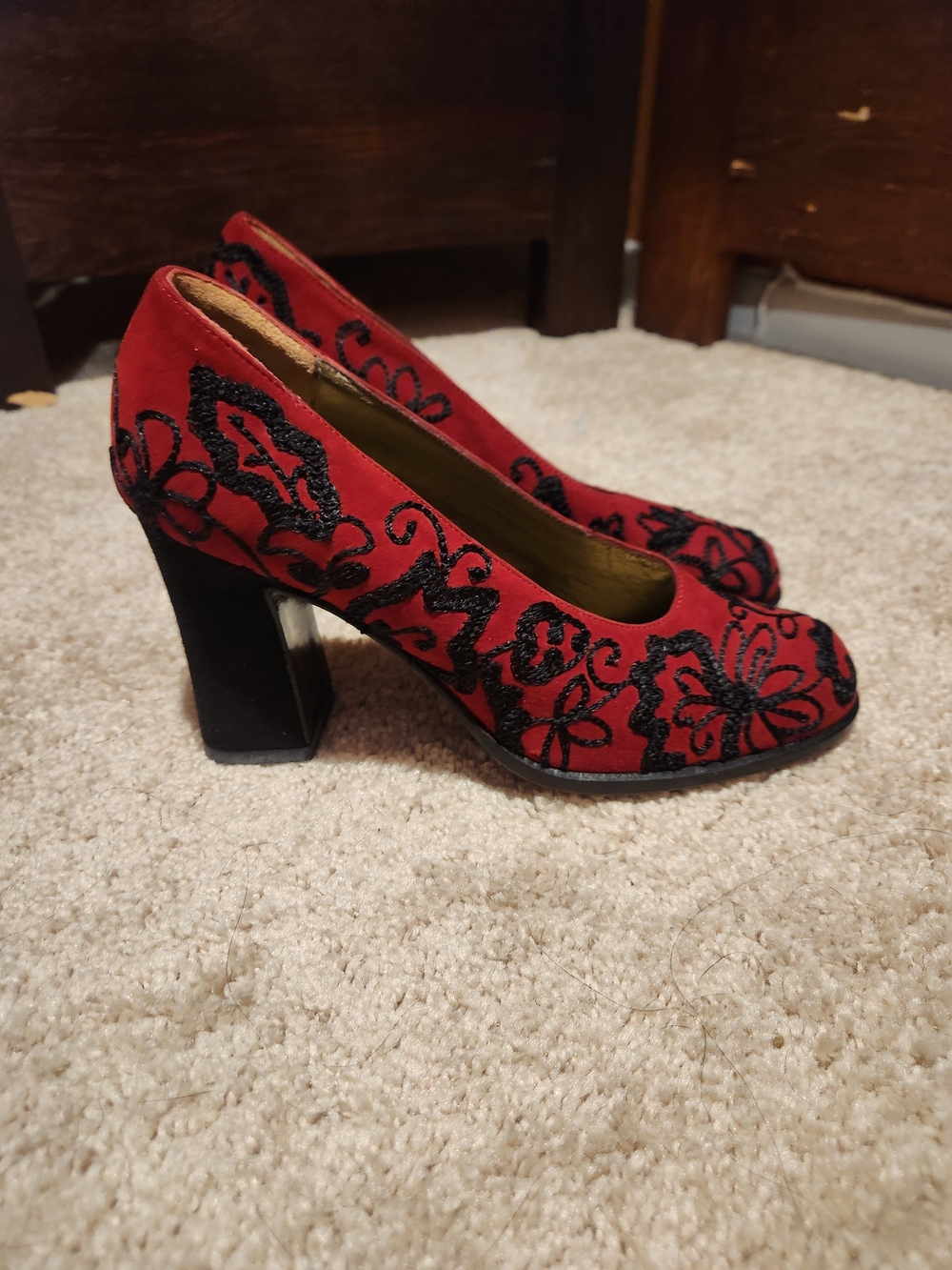 Yves Saint Laurent Red Embroidered Floral Pump - Picture 6 of 7